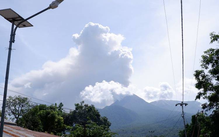 Gunung Lewotobi Laki-laki Lontarkan Abu Setinggi 1.000 Meter