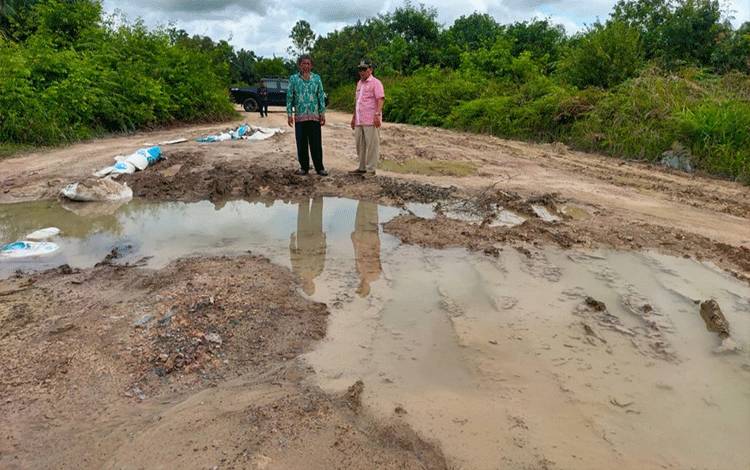 Pemda Diminta Tingkatkan Jalan Penghubung Desa Pangkalan 1 dan Kumai Hulu