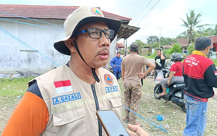 Kalaksa BPBD Damkar Bartim Sampaikan Imbauan untuk Warga di Wilayah Banjir