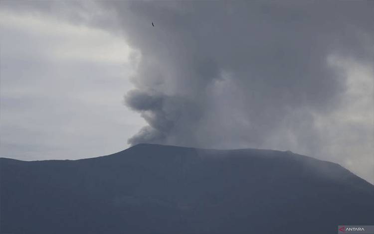 PVMBG: Lontaran Material Pijar Marapi Dalam Radius 4,5 Kilometer