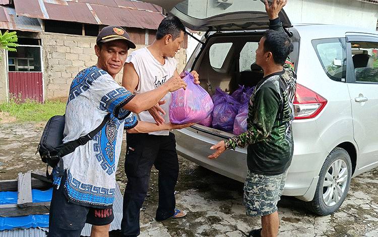 Pemdes Jaar Salurkan Bantuan Bahan Pokok ke Warga Terdampak Banjir