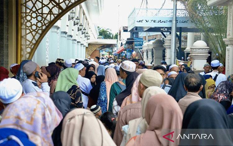 DLH Kalsel Rekrut Ribuan Relawan Kebersihan Saat Haul Guru Sekumpul
