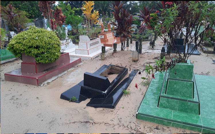 Diguyur Hujan Lebat, Sejumlah Makam di TPU Samari Ambles
