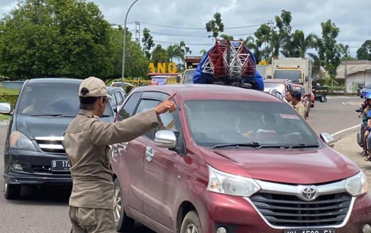 Satpol PP dan Damkar Kapuas Bantu Atur Arus Lalu Lintas di Bundaran Besar