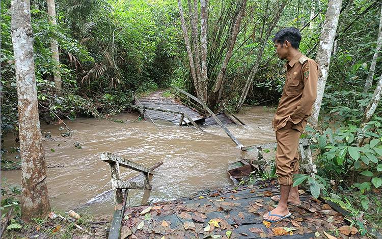 Jalan dan Jembatan di Desa Matabu Barito Timur Rusak Diterjang Banjir