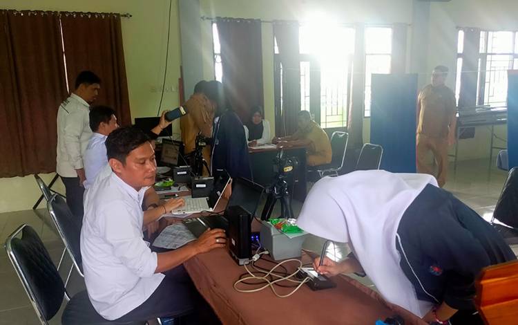 Giliran SMAN 2 Kapuas Disambangi Tim Dinas Dukcapil Jemput Bola Perekaman KTP El