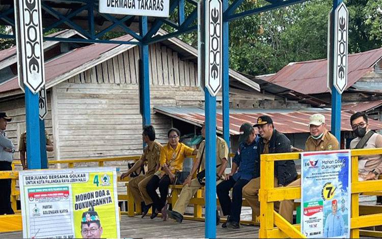 Warga Keluhkan Spanduk Caleg Dipasang di Dermaga Takaras