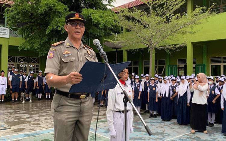 Satpol PP dan Damkar Kapuas Sosialisasikan Pencegahan Kenakalan Remaja di SMPN 1 Selat