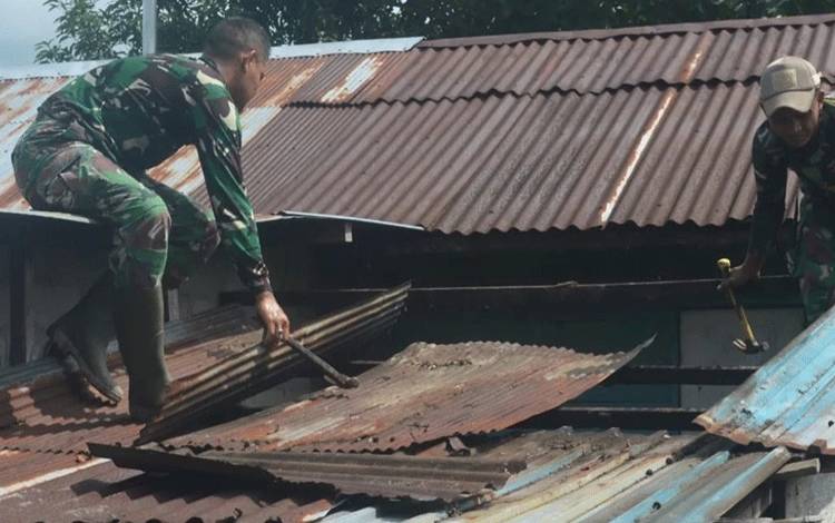 Personil Kodim 1014 Pangkalan Bun Mulai Bongkar RTLH Warga Kelurahan Mendawai