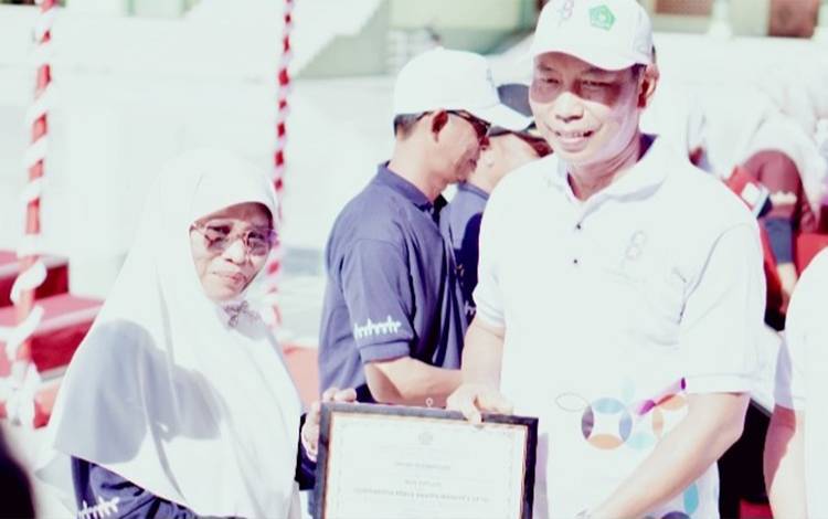 MAN Kapuas Raih Penghargaan Kontributor Website Teraktif Tingkat Kabupaten