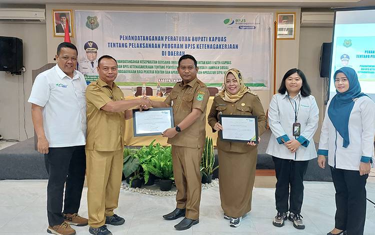 Camat Kapuas Kuala Terima Penghargaan atas Dukungan Kepesertaan Pemdes dan Pekerja Rentan