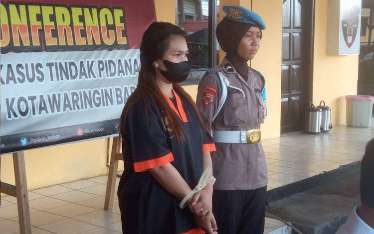 Gelapkan Uang Arisan, Perempuan Cantik Bandar Arisan ini Dilaporkan Membernya ke Polres Kobar