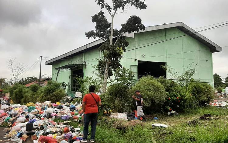 Masyarakat Keluhkan Sampah Meluber ke Jalan di Depo Dekat SMPN 3 Sampit