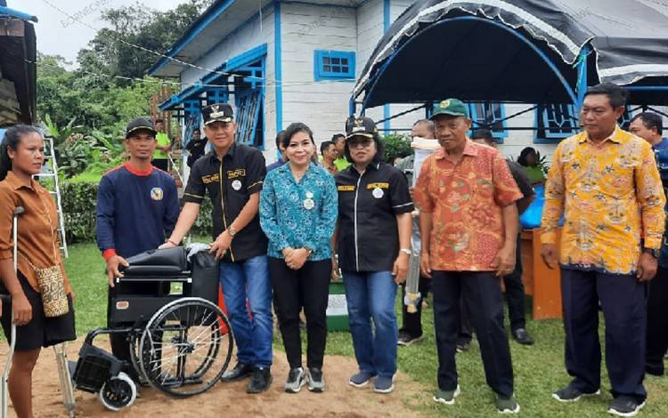 Pemkab Gumas Salurkan Puluhan Bantuan Kursi Roda Sepanjang 2023