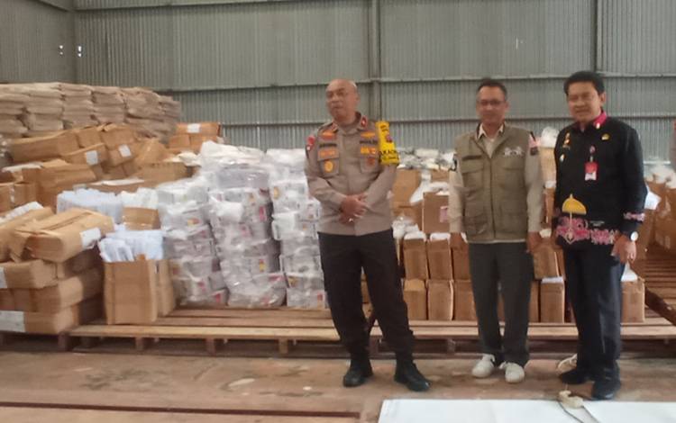 Wakapolda Kalteng Tinjau Gudang Logistik di KPU Kobar