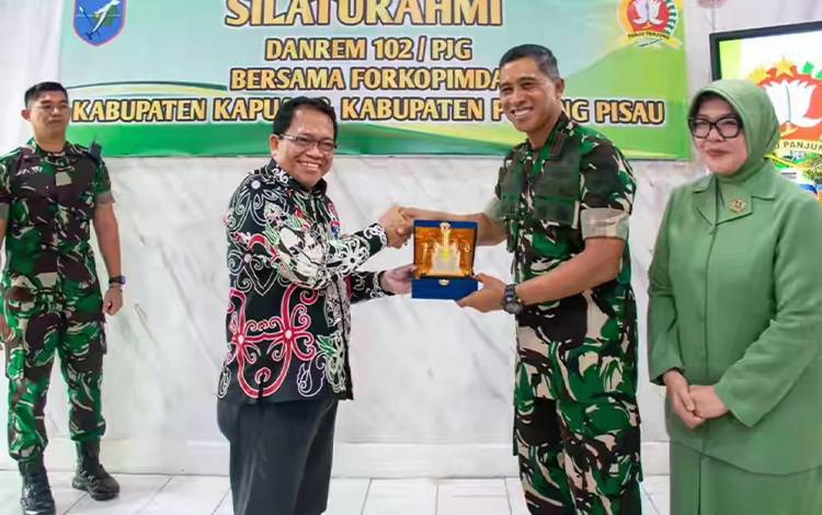 Pj Bupati Sambut Kunjungan Danrem 102 Panju Panjung di Kodim 1011 Kuala Kapuas