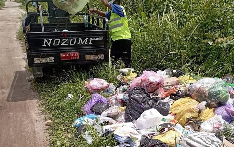 Lurah Panarung Koordinasi dengan DLH Tangani Sampah Liar