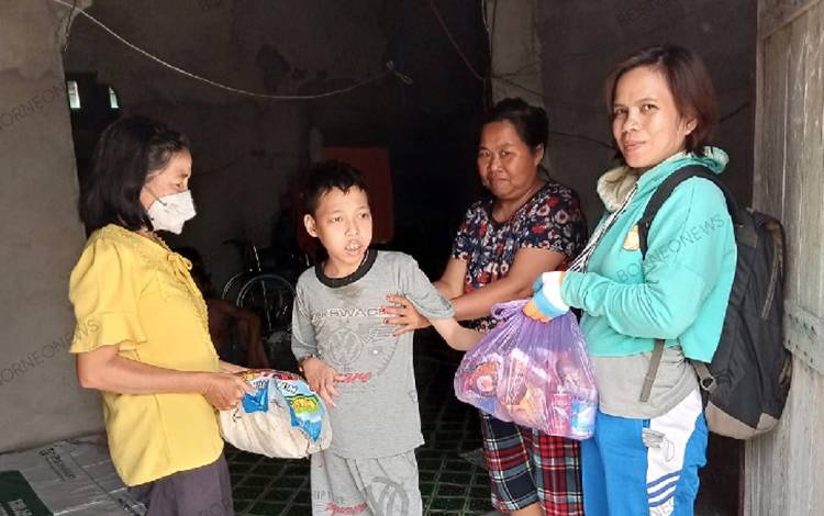 Pemkab Gumas Salurkan Puluhan Paket Sembako untuk Penyandang Disabilitas Sepanjang 2023