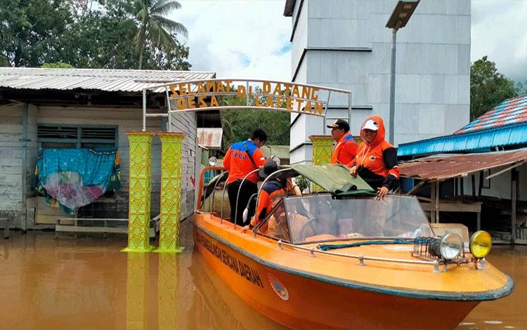 Kepala Pelaksana BPBD Kapuas Cek Kondisi Banjir di Tiga Desa Kecamatan Mantangai
