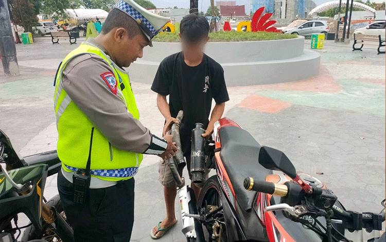 Satlantas Polresta Palangka Raya Razia Knalpot Bising, Lima Pengendara Ditindak