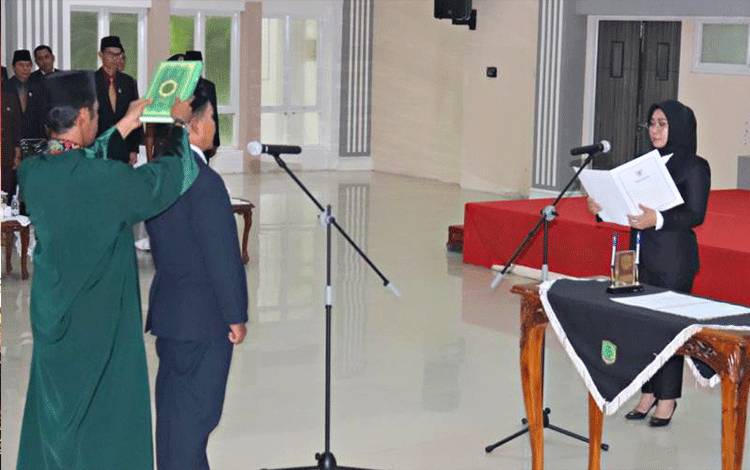 Pj Bupati Lantik Pejabat Baru Kepala Disdukcapil Pulang Pisau