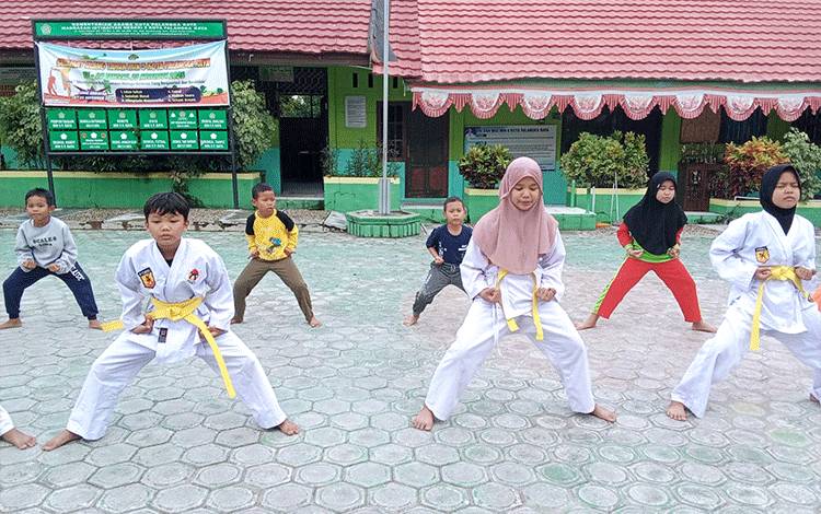 MIN 5 Palangka Raya Tambah Ekskul Baru Karate