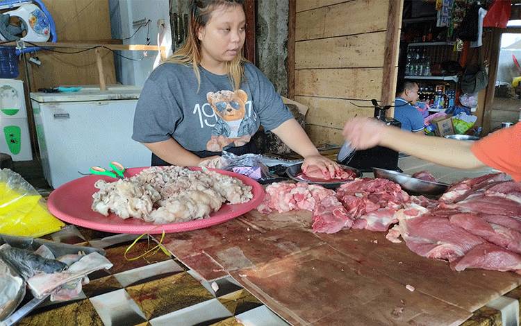 Dua Mata Pisau Murahnya Harga Daging Babi