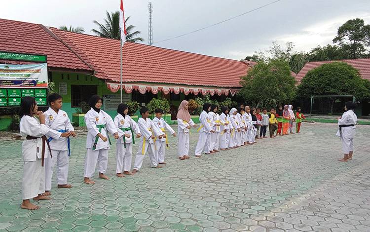 Ini Jurus Karate yang Diajarkan Pertama Kali untuk Siswa MIN 5 Palangka Raya