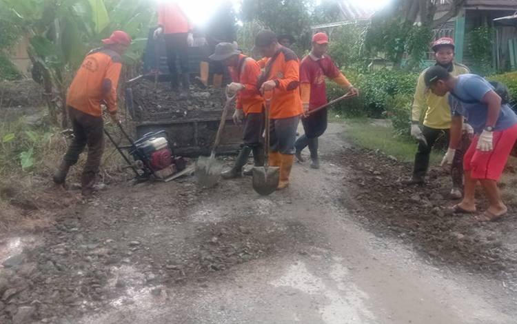Warga Keluhkan Jalan Rusak, Dinas PUPR PKP Kapuas Langsung Lakukan Penanganan Sementara