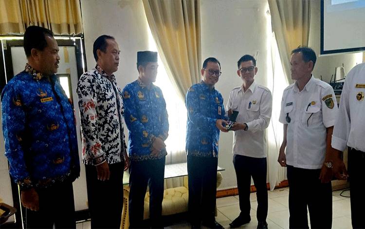 7 Desa di Barito Utara Terima Lencana Desa Mandiri