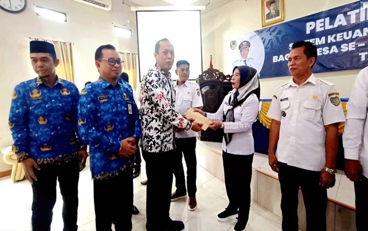 Pemdes Lemo II Terima Hadiah Lomba Desa Tingkat Kabupaten dan Provinsi