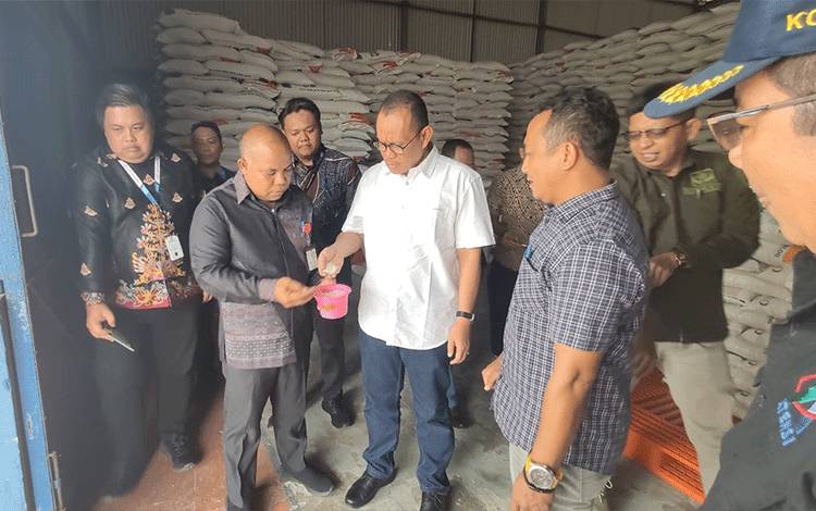 Pj Sekda Seruyan Uji Kualitas Cadangan Beras Pemerintah