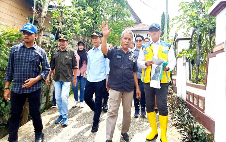 Tim Survei Hitung Debit Air Musibah Banjir di Muara Teweh