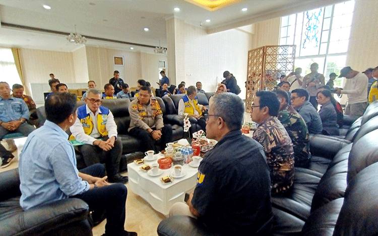 Pj Bupati Apresiasi Kerjasama Masyarakat dan Seluruh Pihak dalam Penanganan Banjir di Barut