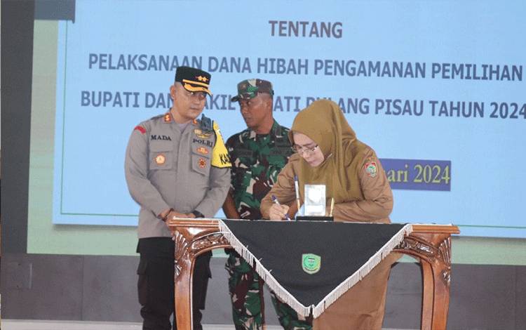 Pj Bupati Pulang Pisau Menandatangani NPHD TNI dan Polri Rp8,3 Miliar