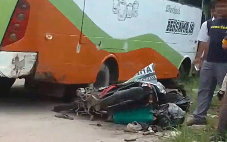 Sepeda Motor Ringsek Tabrakan dengan Bus di Sampit, Satu Orang Tewas