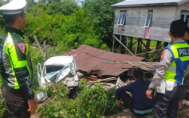 Hindari Lobang Jalan, Minubus Terjungkal Hantam Rumah Warga di Desa Derangga