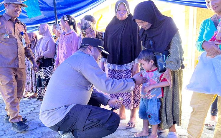 Kapolres Barito Utara Berikan Bantuan Sosial kepada Korban Banjir Kelurahan Jambu