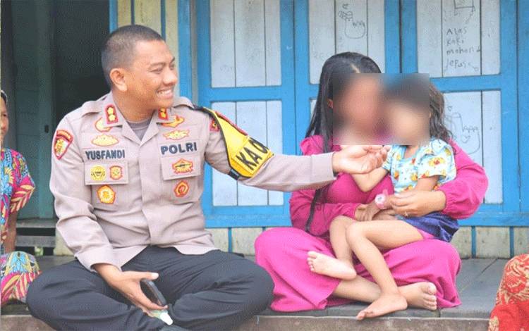 Bentuk Simpati, Kapolres Kobar Beri Bantuan Pengobatan Balita Penderita ASD