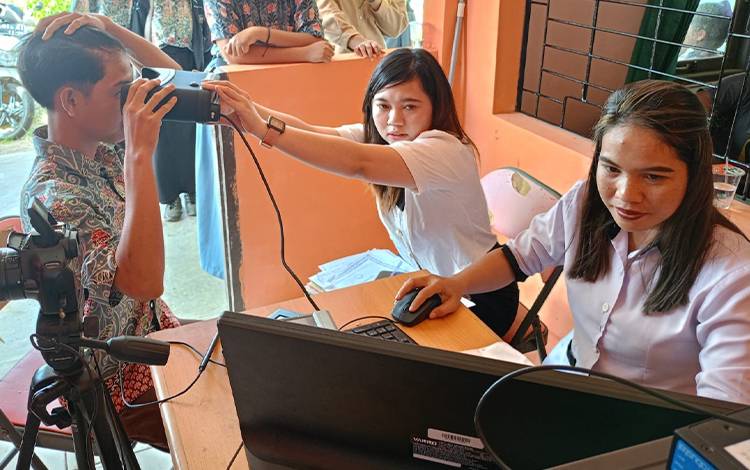 Disdukcapil Barito Timur Datangi Sekolah untuk Perekaman KTP-El