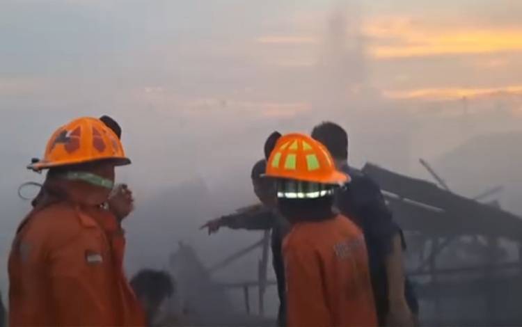 Barak 5 Pintu di Jalan Barito Kapuas Terbakar