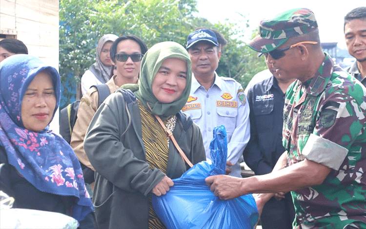 Kodim 1013 Muara Teweh Ikut Pj Bupati Serahkan Bantuan Korban Banjir