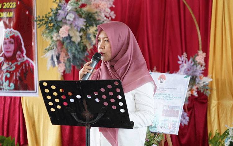 Asisten Ekbang Kalteng Ajak Wanita Dayak Tingkatkan Kreativitas dan Inovasi