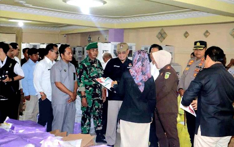 Pasi Pers Kodim 1013 Muara Teweh Bersama Unsur FKPD Tinjau KPU dan Bawaslu