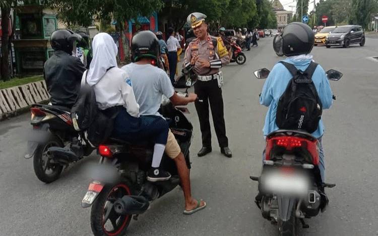 Kasatlantas Polresta Palangka Raya Tegur Humanis Pelanggar Lalu Lintas