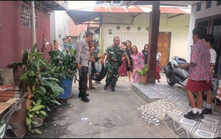 Seorang Pria Mengamuk Karena Mencari Istrinya di Belakang Eks Golden Theater Sampit