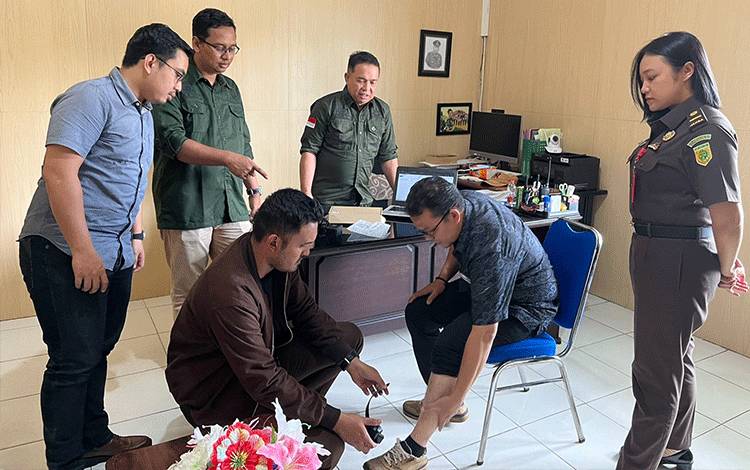 Kejari Seruyan Tahan Kontraktor Pembangunan Jalan Desa Ulak Batu