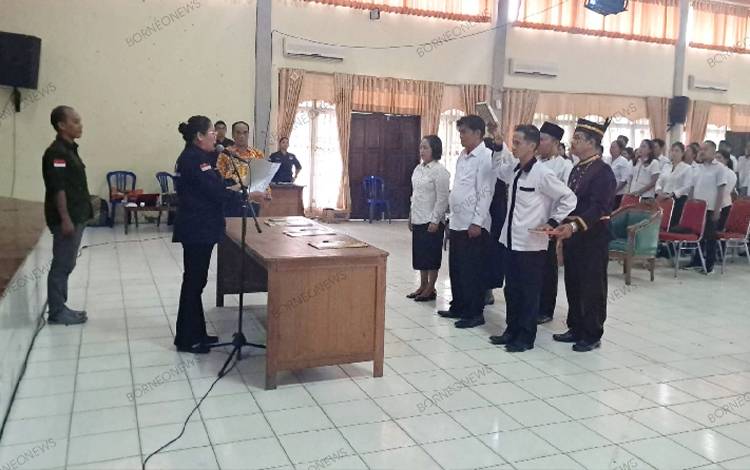 Ratusan KPPS Kelurahan Tampang Tumbang Anjir Dilantik