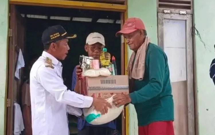Kades Tumbang Mangkutup Salurkan Bantuan Warga Terdampak Banjir