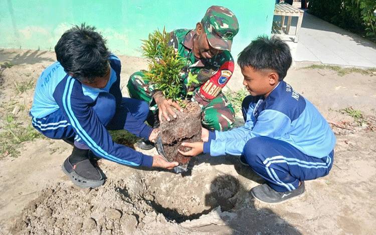 Tanamkan Cinta Lingkungan Sejak Dini, Kodim Pangkalan Bun Ajak Pelajar Menanam Pohon